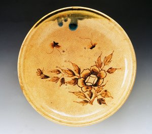 İki kelebek ve şakayıkla süslenmiş emaye seramik tepsi, 18. yüzyıl sonu- 19. yüzyıl başı, Seto üretimi, çap 34 cm, Japon uygarlığı, Edo dönemi by Japanese School