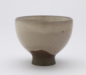 Goki şeklinde Inkyuzan eşya çay kasesi, baskılı şifreli, Çay kasesi (gokijawan), c.1804-25 (pirinç kabuğu-kül sırlı taş eşya) by Japanese School