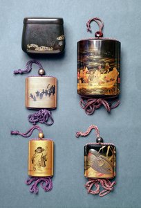 Inro ve tütün kesesi: soldan sağa: Hiramaki-e tasarımlı Tütün Kesesi, imzalı Zeshin; Inro, Sumi-e Togidashi'de tilkilerin düğün alayı, Toyo imzalı; Inro, Sumi-e'de bir parşömen okuyan iki bilge
