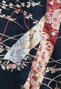 Kimono Furisode (kolları kabaran), evli olmayan genç kadınların zarif davetlerde giydiği ve Maiko (Geyşa öğrencisi), Çiçek ve bitki motifli ipek, yüzen paneller, detay, Kaga-Yuzen boyama, Tokamachi dokuma fabrikaları, Japon uygarlığı, 20. yüzyıl by Japanese School