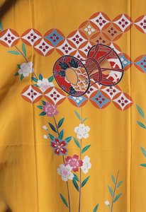 Kimono kız (7 yaşında), Shichi-Go-San ziyafeti için ailesiyle birlikte Şinto tapınağına giden yetişkin kadınlarınkine benzer, İpek, çiçek motifleri, kiraz çiçekleri, Taiko davulu, detay, Tokamachi tekstilleri, Japon uygarlığı, 20. yüzyıl by Japanese School