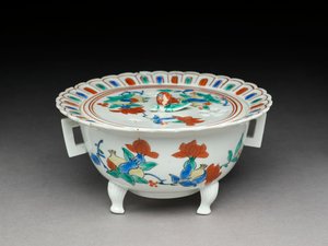 Düz kapaklı Koro kase, Kakiemon ile ilgili mal, 1680-1700 (emaye sırlı toprak kap) by Japanese School