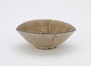Kiyomizu işaretli saz şapka şeklinde Kyoto ware bireysel Servis kasesi, Bireysel Servis kasesi (mukozuke), 17. yüzyıl sonu (yarı saydam beyaz sır altında demir pigmentli taş, altın cila onarımları) by Japanese School