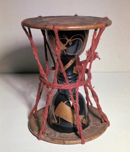 Otsuzumi: kum saati şeklindeki Japon davulu by Japanese School