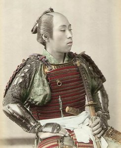 Tam vücut zırhıyla donanmış Eski Japonya Samurayının portresi, 1890 (el rengi albümen fotoğrafı)