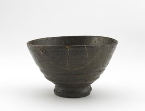 Gibori Irabor stilinde Rakuzan çay kasesi, 18. yüzyılın başları (dişli sırlı seramik, altın cila onarımları) by Japanese School