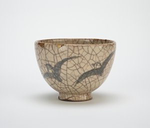 Cılıbıt desenli çay kasesi, Kyoto ile ilgili mal, 19. yüzyıl ortası (çatlak sır altında kobalt süslemeli taş eşya) by Japanese School
