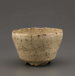 Çentikli ayaklı çay kasesi, Yamaguchi ili, Edo dönemi (ahşap külü sır altında beyaz astarlı taş eşya)
