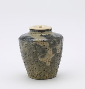 Yönlü kenarlı çay caddy, katatsuki tipi, Kumamoto ili, Edo dönemi, 18.-19. yüzyılın sonları (pirinç-saman-kül sırlı taş eşya) by Japanese School