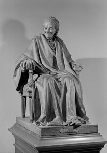 Oturan Voltaire heykeli (1694-1778)