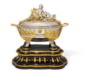 Çorba kasesi, kapak ve sehpa, Malines, c.1780 (yaldızlı metal ve gümüş) (ayrıca bkz. 430298) by Jean Corneille Hendrickx
