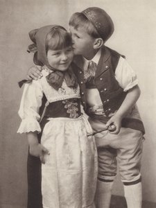 İsviçre: Appenzell, ulusal kostümlü çocuklar (s/b fotoğraf)