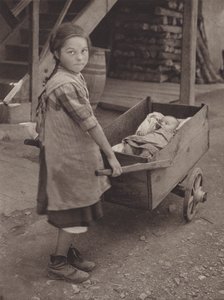 İsviçre: The Simple Life, ilkel bir bebek arabası (s/b fotoğraf) by Jean Gaberell