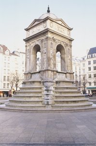 Fransa, Paris, Fontaine des Innocents, basamaklı taş çeşme.