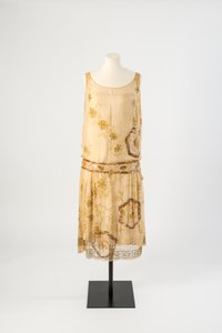 Sarı ipli ipek, payetler, borazan boncuklar ve sarı pırlantalarla işlemeli sarı ipek şifon gece elbisesi, 1926 dolayları (ipek şifon)