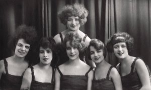 Bir dans veya tiyatro grubu, c1900-1929. by Jerome Ltd