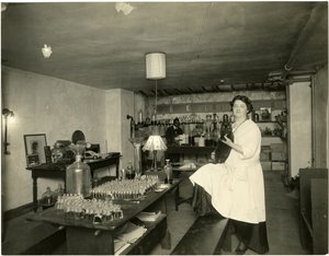 Ann Haviland, parfümeri, c.1915-28 by Jessie Tarbox Beals