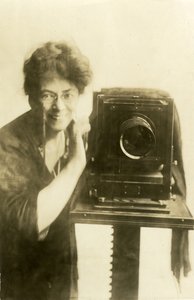 Beals kendi portresi, c.1918-20 (jelatin gümüşü fotoğraf) by Jessie Tarbox Beals