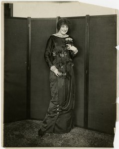 Elbise, dökümlü, Gimbels, c.1905-18 (jelatin gümüşü fotoğraf) by Jessie Tarbox Beals