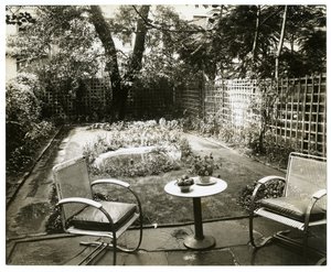 Garden of Mrs WH Wells 265 W 11th, Greenwich Village, New York, ABD, c.1936-37 (jelatin gümüşü fotoğraf) by Jessie Tarbox Beals