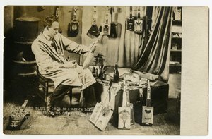 Tahta bir kutu üzerinde büyük parlak renkli lekeler ve Bobby Edwards tavan arasında ukeleles yaratan yıldızların altında, Greenwich Village, New York, ABD, c.1905-20 (jelatin gümüşü fotoğraf)