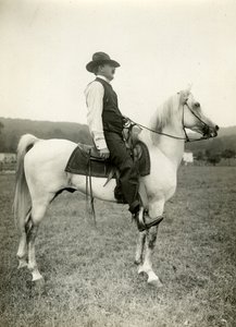 Arap atı üzerinde Homer Davenport karikatüristi, c.1905-12 (jelatin gümüşü fotoğraf) by Jessie Tarbox Beals