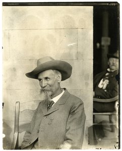 Şapkalı adam, madalya, c.1905-40 (jelatin gümüşü fotoğraf) by Jessie Tarbox Beals