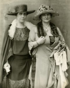 Bayan Coolidge ve arkadaşı Bayan Frances Parkinson Keyes, 1924 by Jessie Tarbox Beals