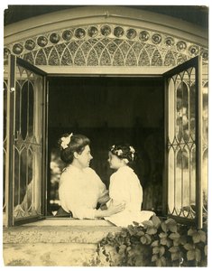 Bayan Ernest Thompson Seton ve kızı Ann by Jessie Tarbox Beals