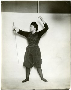 Eski model, c.1905-18 (jelatin gümüşü fotoğraf) by Jessie Tarbox Beals