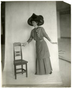 "Lütfen oturun" Bacakların, kolların ve ellerin doğru duruşu, c.1905-18 (jelatin gümüşü fotoğraf) by Jessie Tarbox Beals