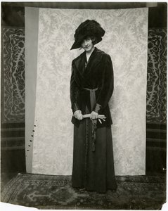 Akordeon pilili etekli kırmızı kadife takım elbise, Arnold & Constable, c.1905-18 (jelatin gümüşü fotoğraf) by Jessie Tarbox Beals