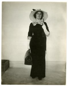 Çanta ve şemsiye taşımanın doğru yolu, c.1905-18 by Jessie Tarbox Beals