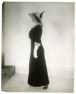 Yürürken ayakta durmanın doğru yolu, c.1905-18 (jelatin gümüşü fotoğraf)