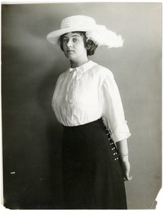 İpek bluz ve beyaz şapka, McCreery"ler, c.1905-18