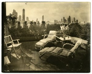 Bayan Alice Woodward Rhinehardt Terası, 400 E 52 St, c.1936-37 (jelatin gümüşü fotoğraf) by Jessie Tarbox Beals