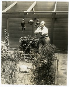 Tony Sarg bahçesinde by Jessie Tarbox Beals