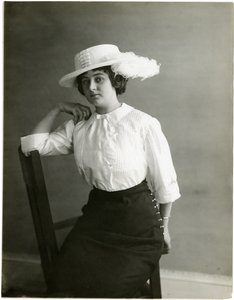 Beyaz ipek bluz, McCreery's, c.1905-18 (jelatin gümüşü fotoğraf) by Jessie Tarbox Beals