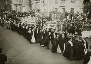 Akademik kıyafetli kadınlar, New York'ta bir oy hakkı geçit töreninde yürüyor, 1910