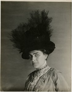 tüylü şapkanın yakın çekimi, c.1905-18 (jelatin gümüşü fotoğraf) by Jessie Tarbox Beals