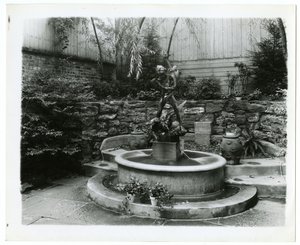 bahçe çeşmesi, c.1905-40 (jelatin gümüşü fotoğraf) by Jessie Tarbox Beals