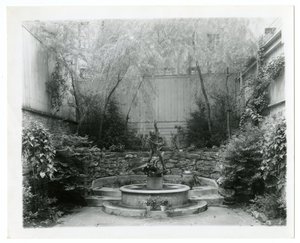 bahçe çeşmesi, c.1905-40 (jelatin gümüşü fotoğraf) by Jessie Tarbox Beals