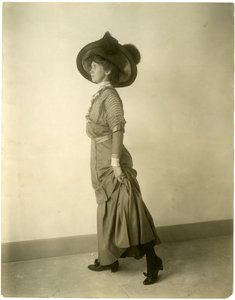 tüylü şapkalı model, c.1905-18 (jelatin gümüşü fotoğraf) by Jessie Tarbox Beals