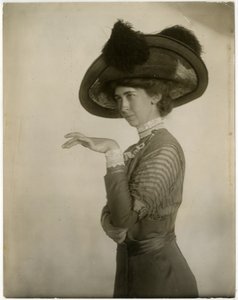 tüylü şapka profili, c.1905-18 (jelatin gümüşü fotoğraf)