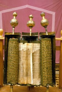 Özel olarak dekore edilmiş gümüş muhafazasında Samaritan Pentateuch parşömeni by Jewish School
