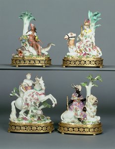 Dört Kıtayı temsil eden dört Meissen grubu, 18. yüzyılın ortalarında Johann Joachim Kandler (1706-75) tarafından modellenen Louis XVI ormolu ile monte edildi