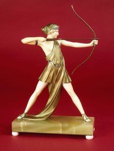 Okçu (bronz ve fildişi heykelcik, fildişi ayaklarda yeşil oniks taban)