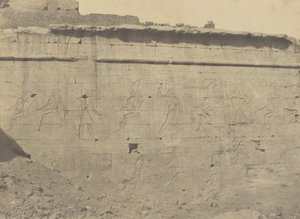 Edfu, Muhafaza Duvarının Doğu Cephesi Heykelleri ve Yazıtları by John Beasly Greene