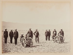 İki Gatling silahlı bir grup asker by John Burke