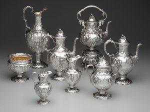 Sehpa üzerinde su ısıtıcısı, cezve, çikolatadanlık, slop kase, şekerlik, süt sürahisi, kremalı sürahi ve ibrikler, c.1851 (gümüş ve fildişi) by John Chandler Moore